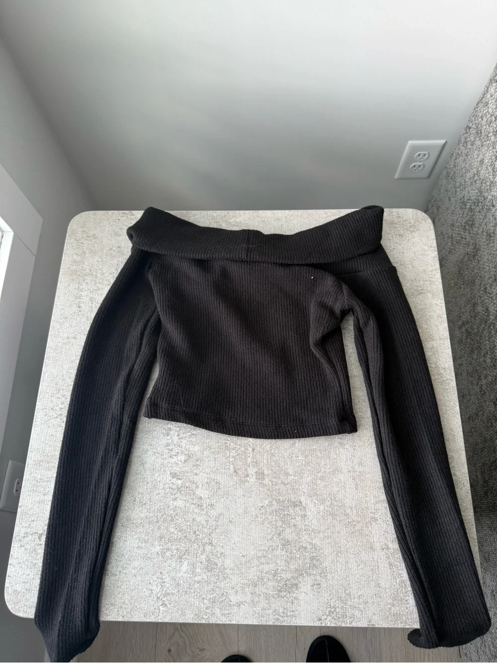 Off-Shoulder Black Ribbed Cropped Top with Front Keyhole - Picture 4 of 4